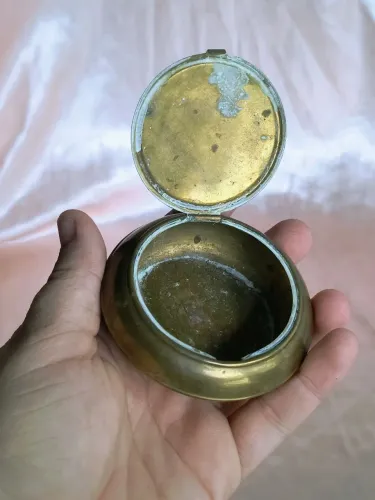 lata latinha em metal latão dourado antigo antiquario decoração vintage cinzeiro maquiagem
