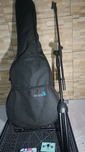 Violão, looper e pedestal