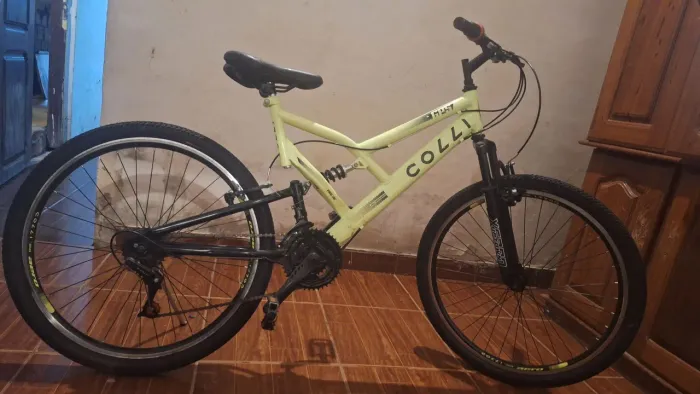 Bike colli gps conservada com tudo funcionando e pouco uso