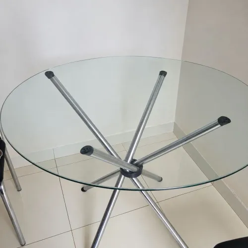 Mesa de vidro redonda com base de metal