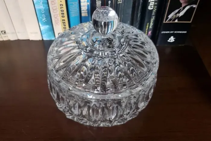 Bomboniere de cristal lapidado com tampa