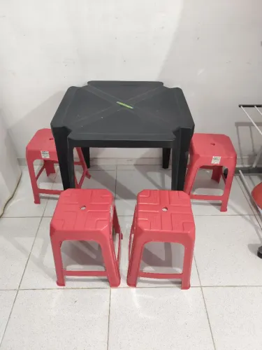 MESA 4 LUGARES + 4 BANQUETAS ROSAS