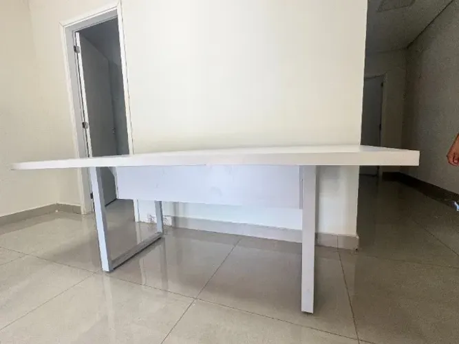 MESA DE REUNIÃO PARA 6 LUGARES