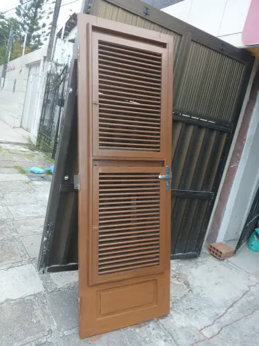 Porta 210x070cm p/quintal ou frente