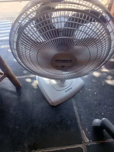 Estou vendendo os ventilador por 130 tá novinho chama no Zap *