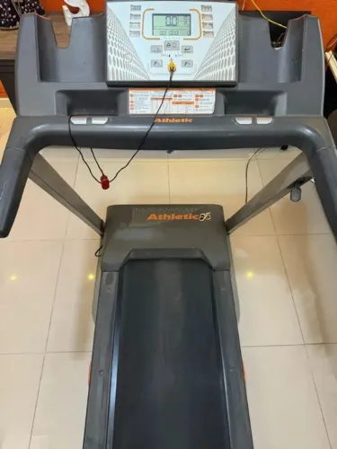 Esteira Athletic Advanced 520ee suporta até 130kg faz 16km