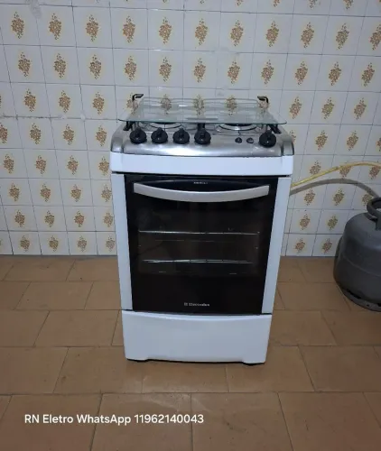 Fogão 4 bocas Electrolux com acendimento automático e luz de forno em Guarulhos-sp 