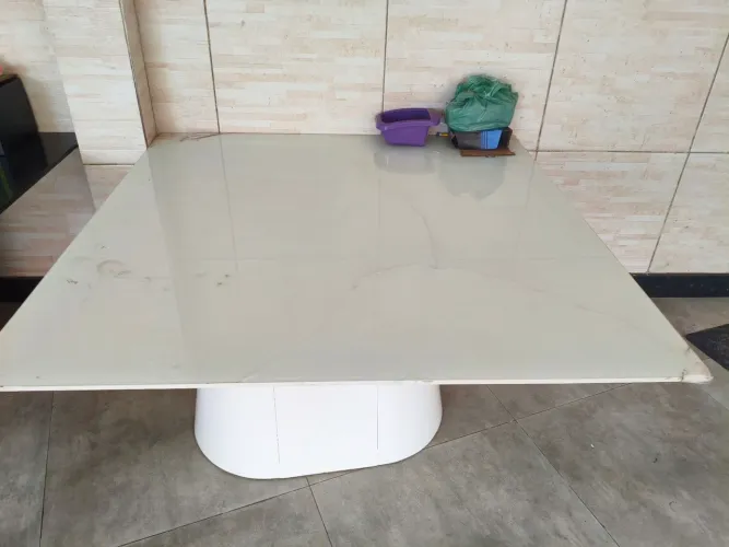 Vendo duas mesas de vidro de 6 lugares vidro trincado