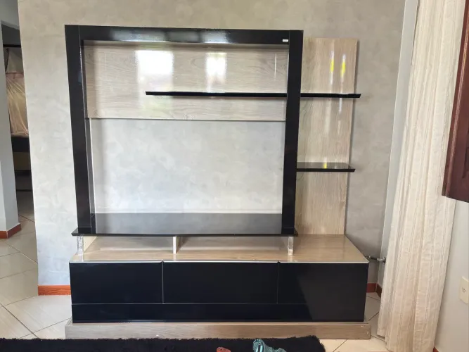Oportunidade! Vendo rack com painel para TV em ótimo estado! 