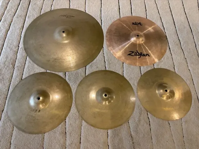 Kit de Pratos Sabian AAX e Crash Zildjian ZBT com Hardcase em Ótimo Estado