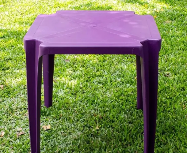 Mesa de plástico roxa 