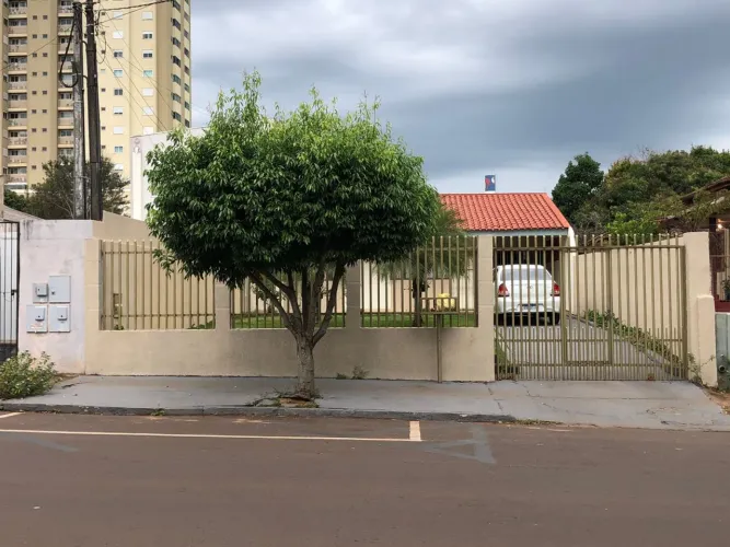 Casa para Venda em Campo Mourão, Centro, 4 dormitórios, 1 suíte, 2 banheiros, 4 vagas