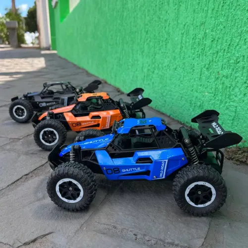Carro de Controle Remoto Off-Road novo com bateria recarregável. 