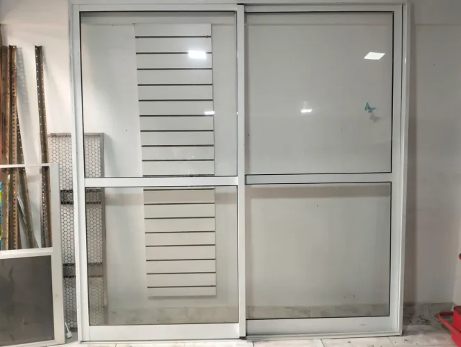 Porta de vidro e alumínio