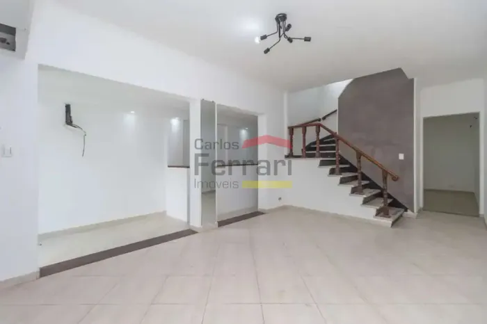 Sobrado comercial reformado com 234m² à venda na Av. Água Fria, próximo ao 20º DP