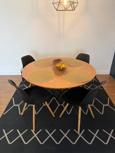 Conjunto Mesa Redonda Bezel e 4 Cadeiras