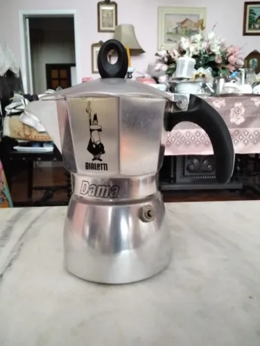 Cafeteira BIALETTI DAMA em inox comprada na Itália perfeita