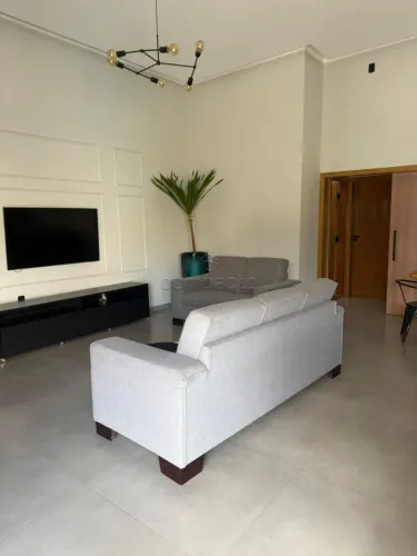 Casa 3 Dormitórios | 1 Suíte com Closet | Piscina | 160m² de Construção