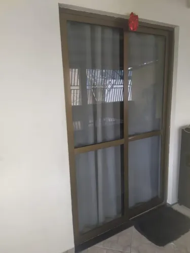 Vendo uma porta de alumínio