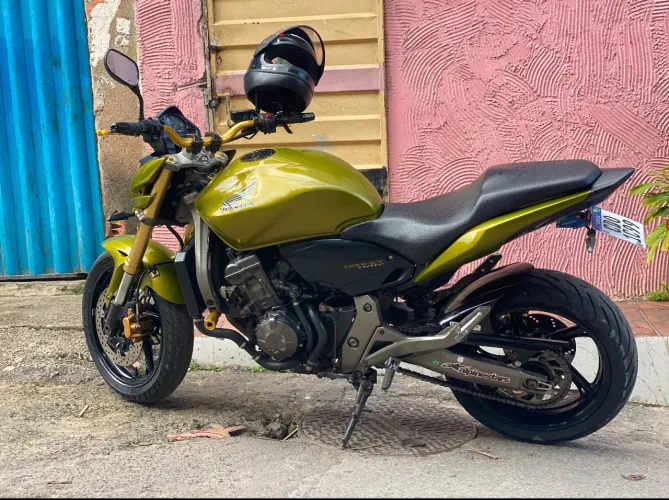 Moto Hornet