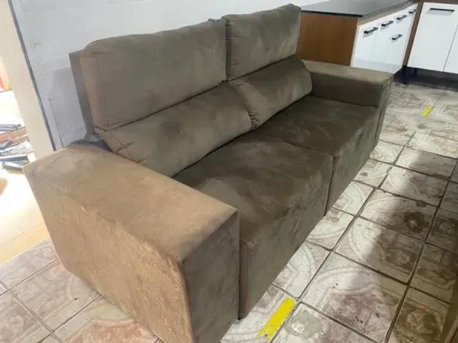 SOFÁ 2 LUGARES RETRÁTIL RECLINÁVEL 850,00 MARROM & PEROLA