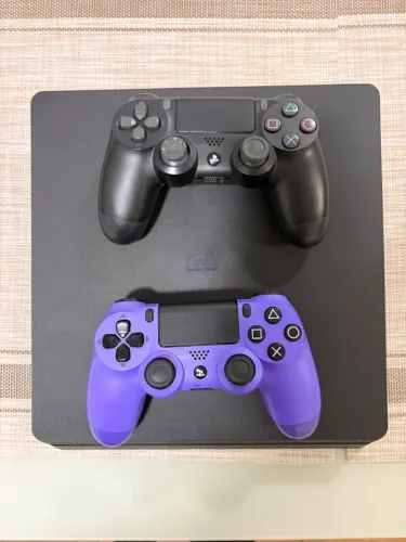 Playstation 4 Slim 1TB + 2 controles originais