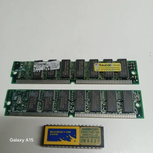 Vendo essas memórias esse chep de computador antigo 