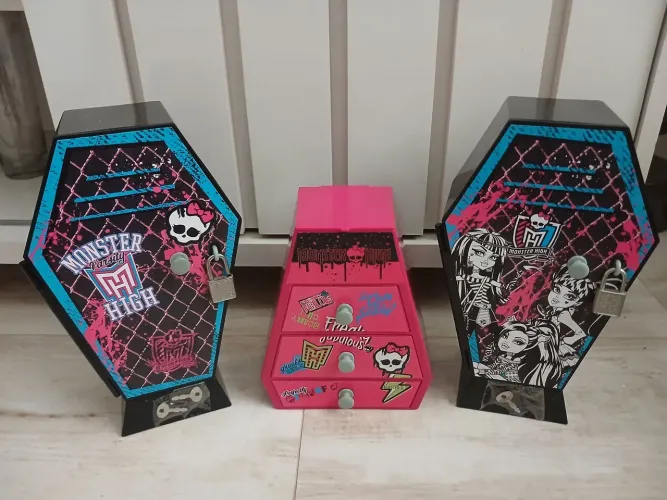 Cômoda e guarda roupas da boneca monster high 
