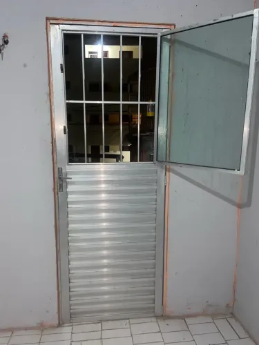 Porta Social C/postigo 210x080 Vidro Alumínio Brilhante L.25