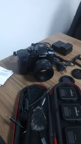 Panasonic Lumix GH5 + Objetiva + Kit Microfones SYNCO G2 + Acessórios