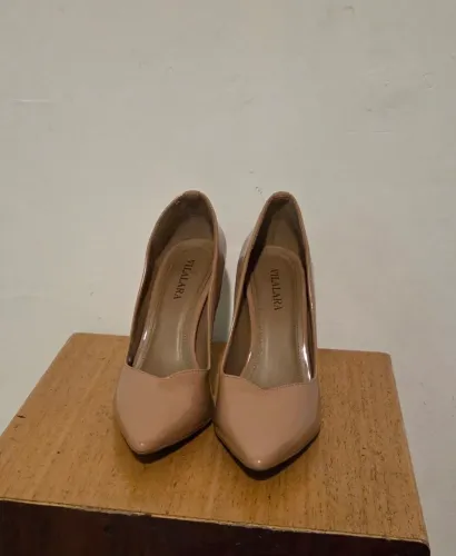 Scarpin Nude Verniz Via Lara Tam. 35 (calça 36) Salto Alto