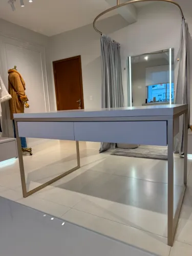Mesa comercial de fino acabamento