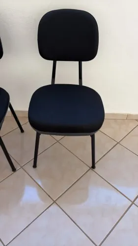 Cadeiras com estofado pretas de escritório