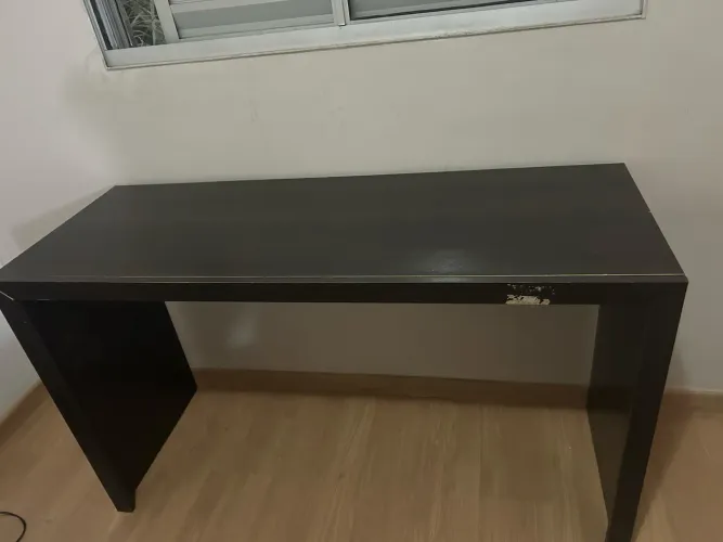 Mesa de escritório com pequeno detalhe