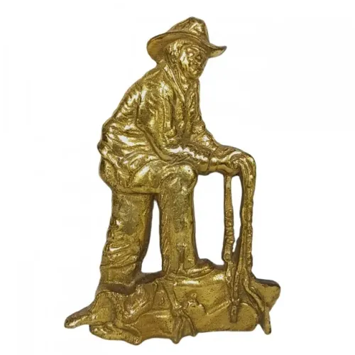 Escultura em bronze maciço contendo cena de cowboy com pé sobre touro laçado
