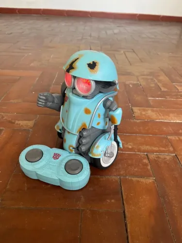 Robô trabsformer com controle remoto