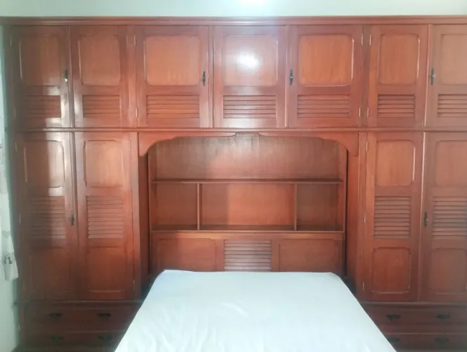 Guarda roupa de casal, cama embutida e baú com prateleira