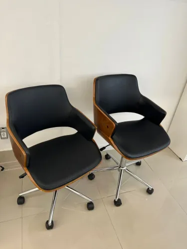 Cadeira peak home office tokstok em couro com detalhes em madeira 