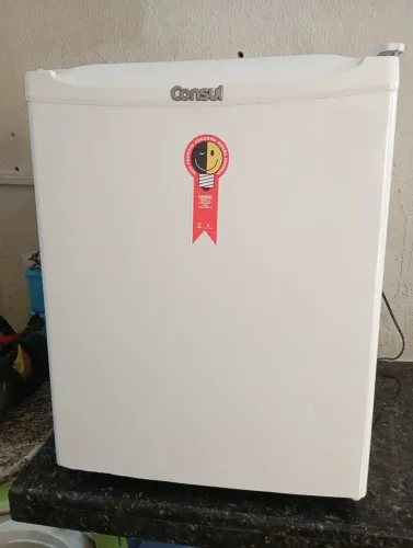 FRIGOBAR CONSUL 80LITROS ACEITO CARTÃO DOU GARANTIA FAÇO A ENTREGA FUNCIONANDO