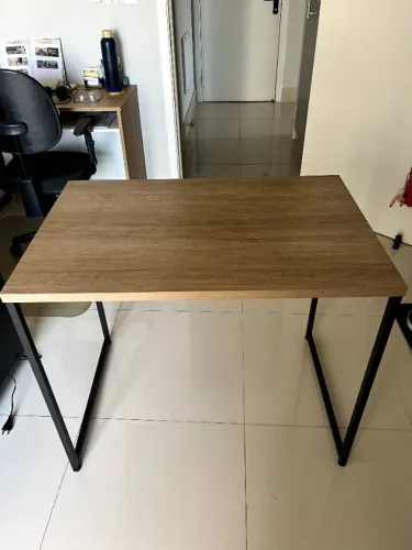 Vendo conjunto com 1 Mesa de escritorio/area externa e Prateleiras multi uso