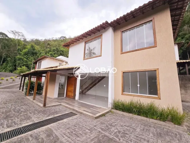 Casa em condomínio com cachoeira no Centro de Penedo - Itatiaia RJ