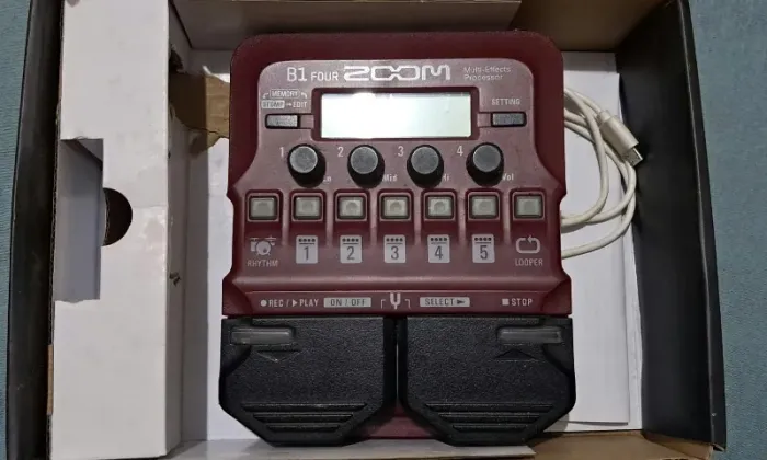 Pedaleira Zoom B1 Four