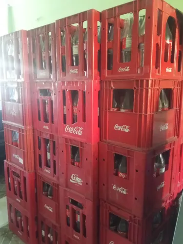 Garrafas de coca cola com engradado