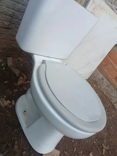 Vaso acoplado LAUFEN e Deca 70 reais cada um