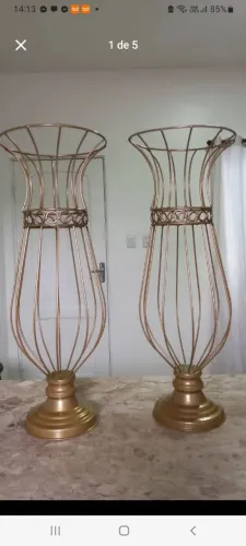 Vendo 2 vasos Arramado em ferro dourado com 60cm de altura cada um