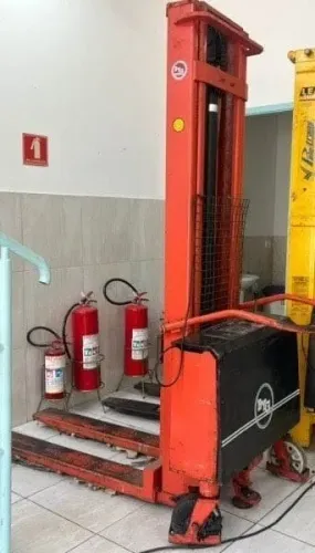 Empilhadeira Semi-Elétrica BYG 1 Ton - Mastro Duplo - Elevação Elétrica