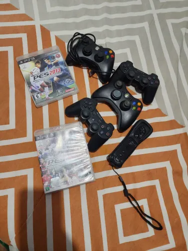 2 Controles ps3+ 2 controles xbox + 1 controle Wii e 2 jogos ps3( Desapego)