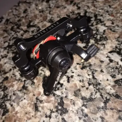 PINÇA DE FREIO A DISCO MECÂNICO DE BICICLETA.