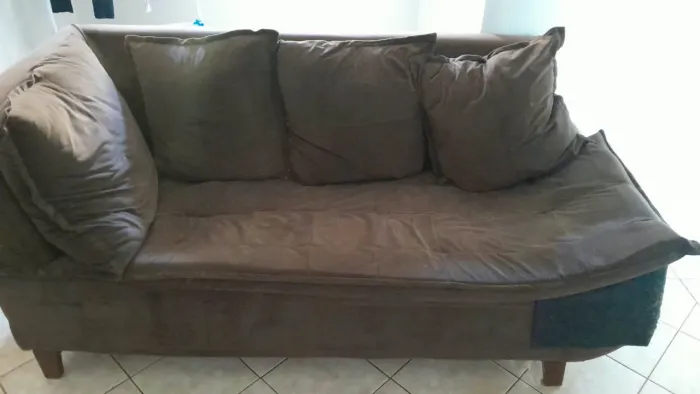 Vende-se sofá de canto, precisa de reparos