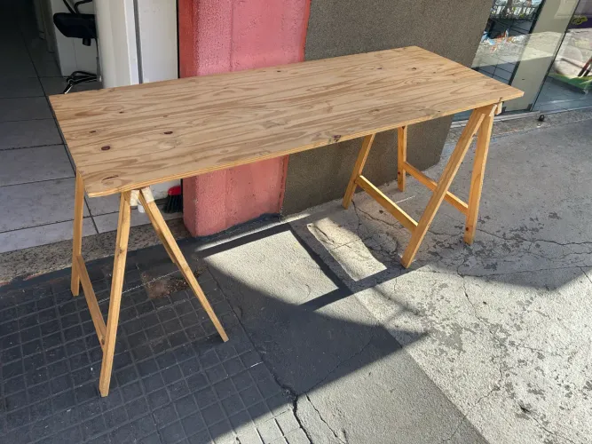 Mesa de madeira com cavalete
